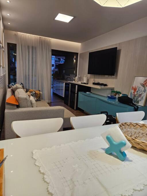 Apartamento de 2 Quartos com Vista Parcial do Mar